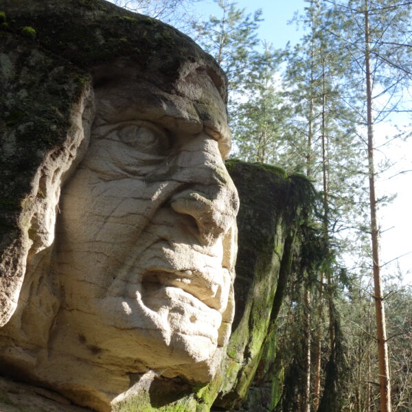 Brniště, hastrmani a skalní reliéfy