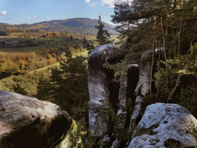 Pohled z Klokočských skal na Kozákov