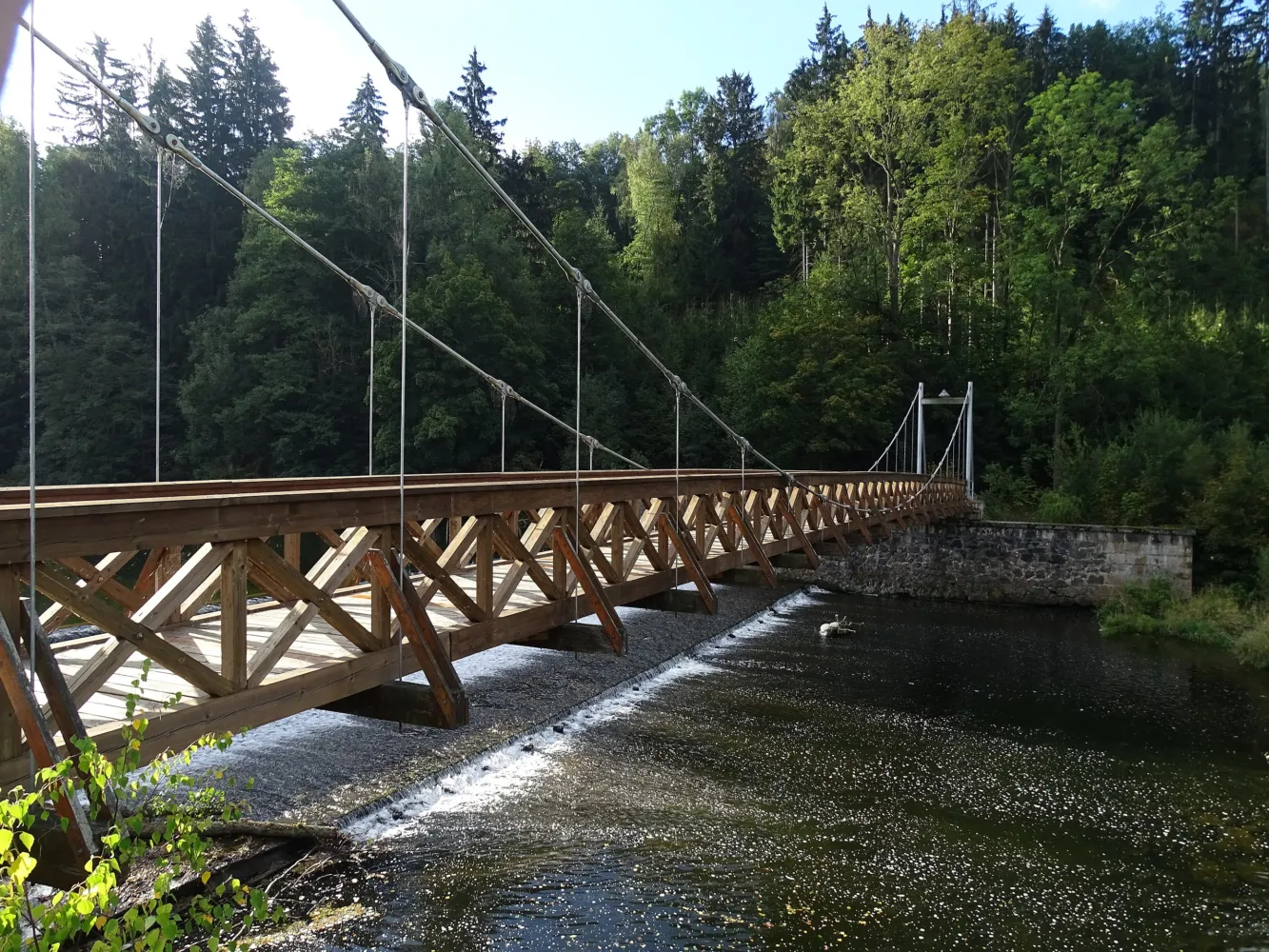 Benešov u Semil, Podmošna, lávka přes Jizeru