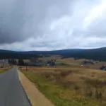 Pohled od úpatí Bukovce na osadu Jizerka
