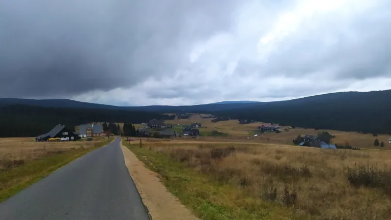 Pohled od úpatí Bukovce na osadu Jizerka