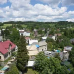 Bzí (u Železného Brodu) - celkový pohled na obec z kostelní věže k severu