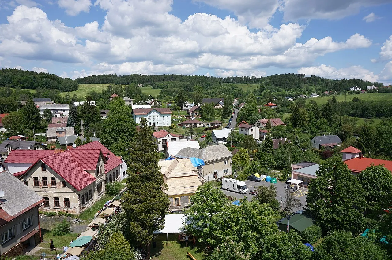 Bzí (u Železného Brodu) - celkový pohled na obec z kostelní věže k severu