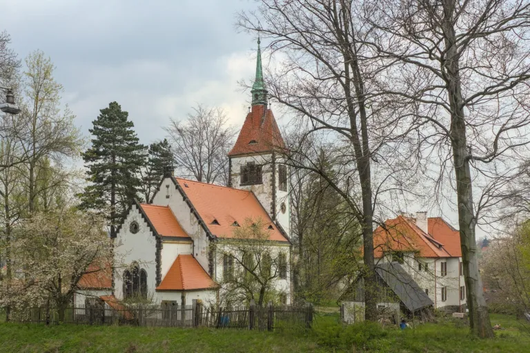 Kostel Krista Spasitele s farou