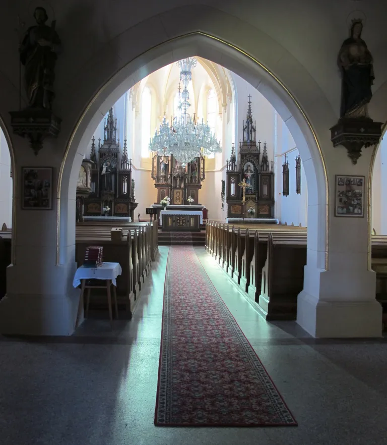 Interiér kostela v Horním Maxově