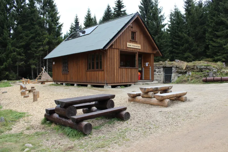 Protržená přehrada, kiosek