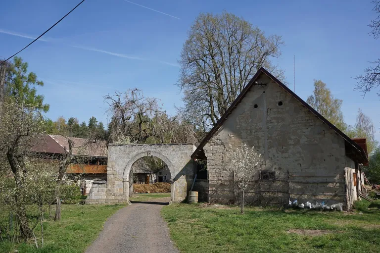 Kamenná brána usedlosti čp. 5, Dubecko