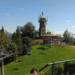 Celkový pohled na rozhlednu na Tanvaldském Špičáku ze skalní vyhlídky