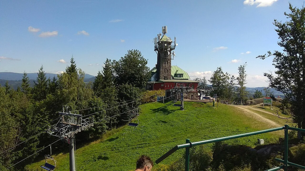 Celkový pohled na rozhlednu na Tanvaldském Špičáku ze skalní vyhlídky