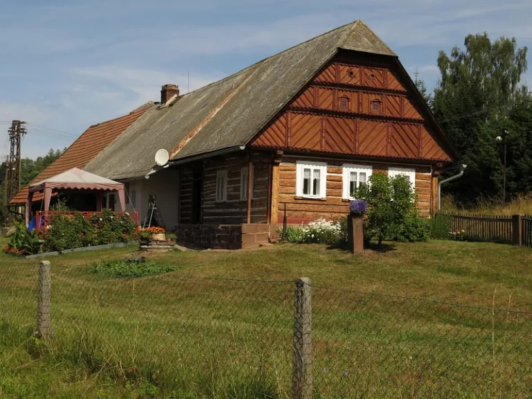Nová Ves nad Popelkou, bývalá kovárna s roubenou stodolou čp.30